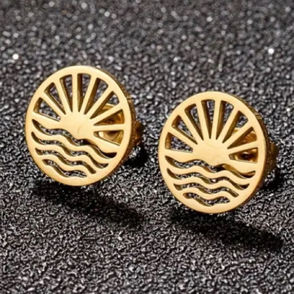 NEW Dainty Beach Sun & Water Waves stud Earrings in Gold color - Boutique - Picture 4 of 4